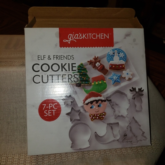 New Gia's Kitchen Elf and Friends 7 piece cookie cutters - Picture 1 of 3